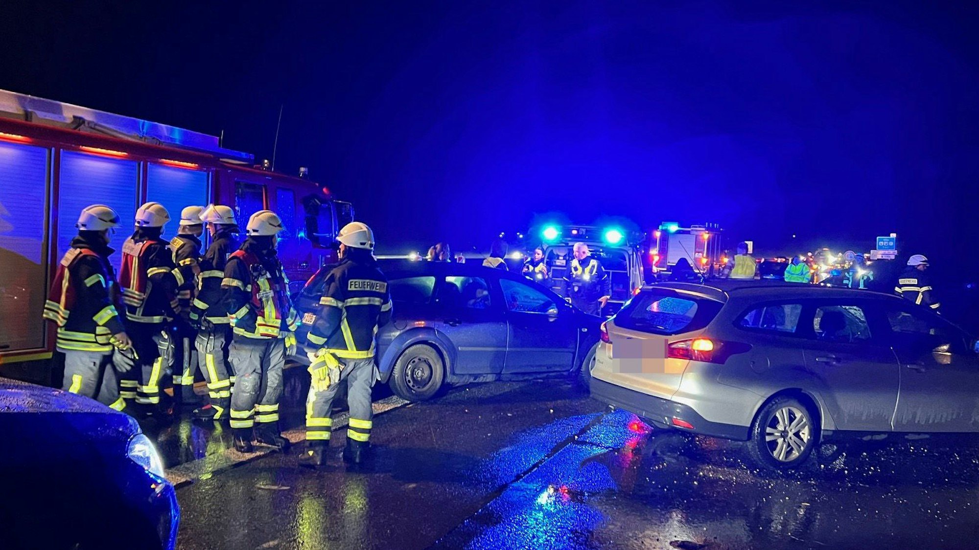 Das Bild zeigt Feuerwehrkräfte und beschädigte Fahrzeuge auf der Autobahn.