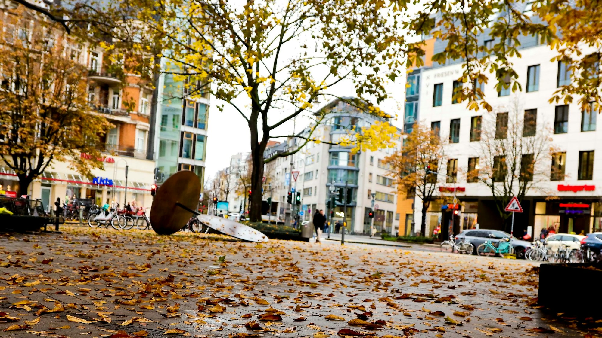 Herbstlaub liegt auf dem Friesenplatz.