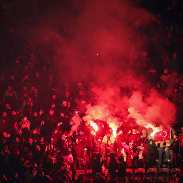 Türkische Fußballfans zünden am Samstag (18. November) im Olympiastadion Phyrotechnik und feiern den Sieg ihrer Mannschaft.