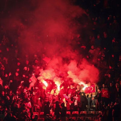 Türkische Fußballfans zünden am Samstag (18. November) im Olympiastadion Phyrotechnik und feiern den Sieg ihrer Mannschaft.