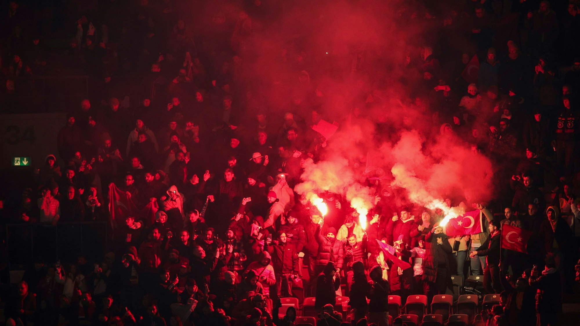 Türkische Fußballfans zünden am Samstag (18. November) im Olympiastadion Phyrotechnik und feiern den Sieg ihrer Mannschaft.