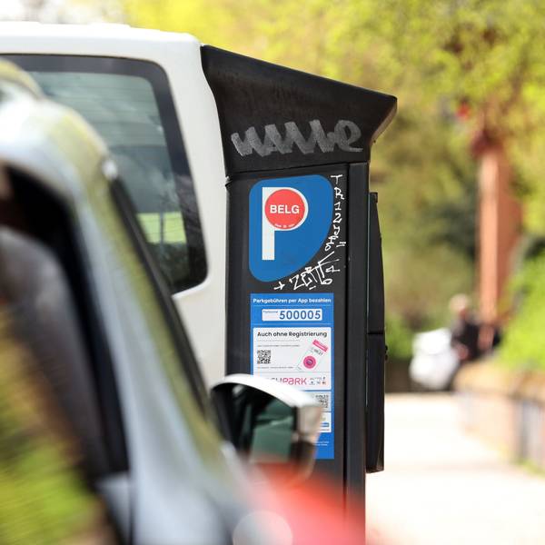Ein Parkscheinautomat mit dem roten Punkt für Anwohnerparken im Belgischen Viertel.