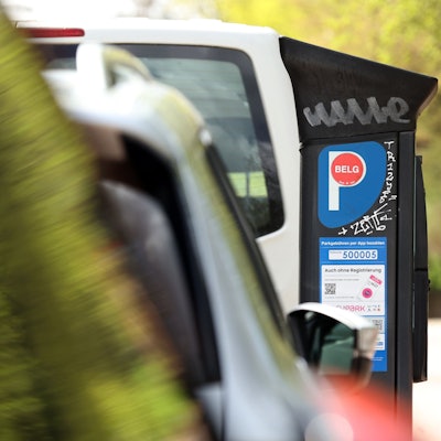 Das Foto zeigt einen Parkscheinautomaten mit Anwohnerparken Belgisches Viertel.