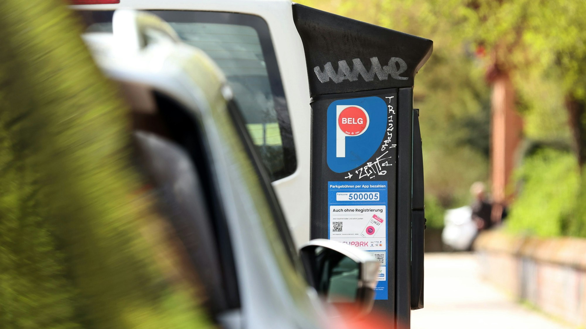 Das Foto zeigt einen Parkscheinautomaten mit Anwohnerparken Belgisches Viertel.