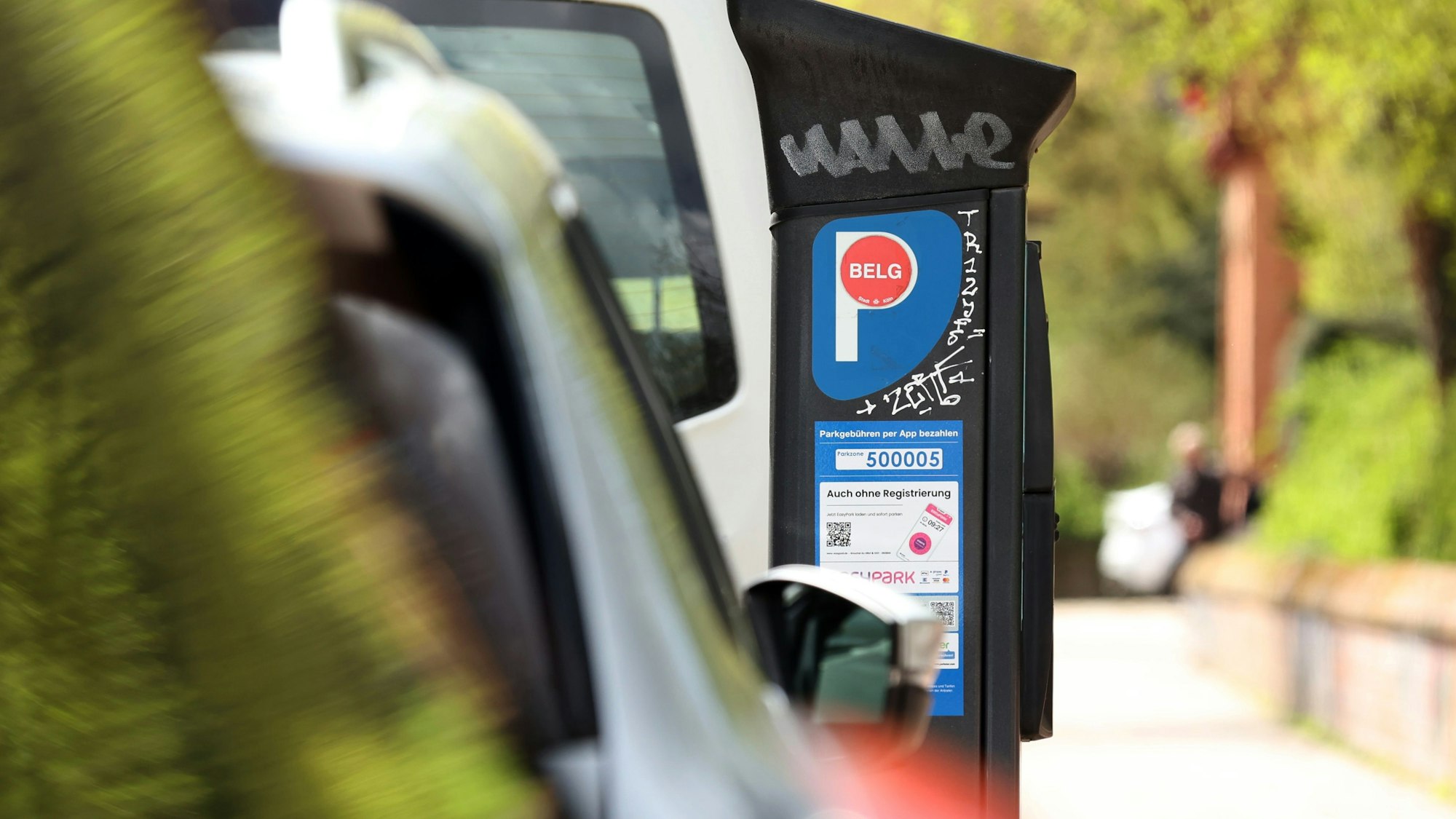 Ein Parkscheinautomat mit dem roten Punkt für Anwohnerparken im Belgischen Viertel.
