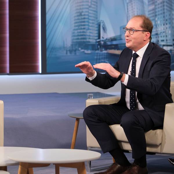Anne Will (l.) und Alexander Dobrindt (CSU) diskutieren am Sonntagabend (19. November) über das Milliarden-Loch im Haushalt.
