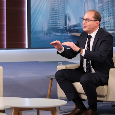 Anne Will (l.) und Alexander Dobrindt (CSU) diskutieren am Sonntagabend (19. November) über das Milliarden-Loch im Haushalt.