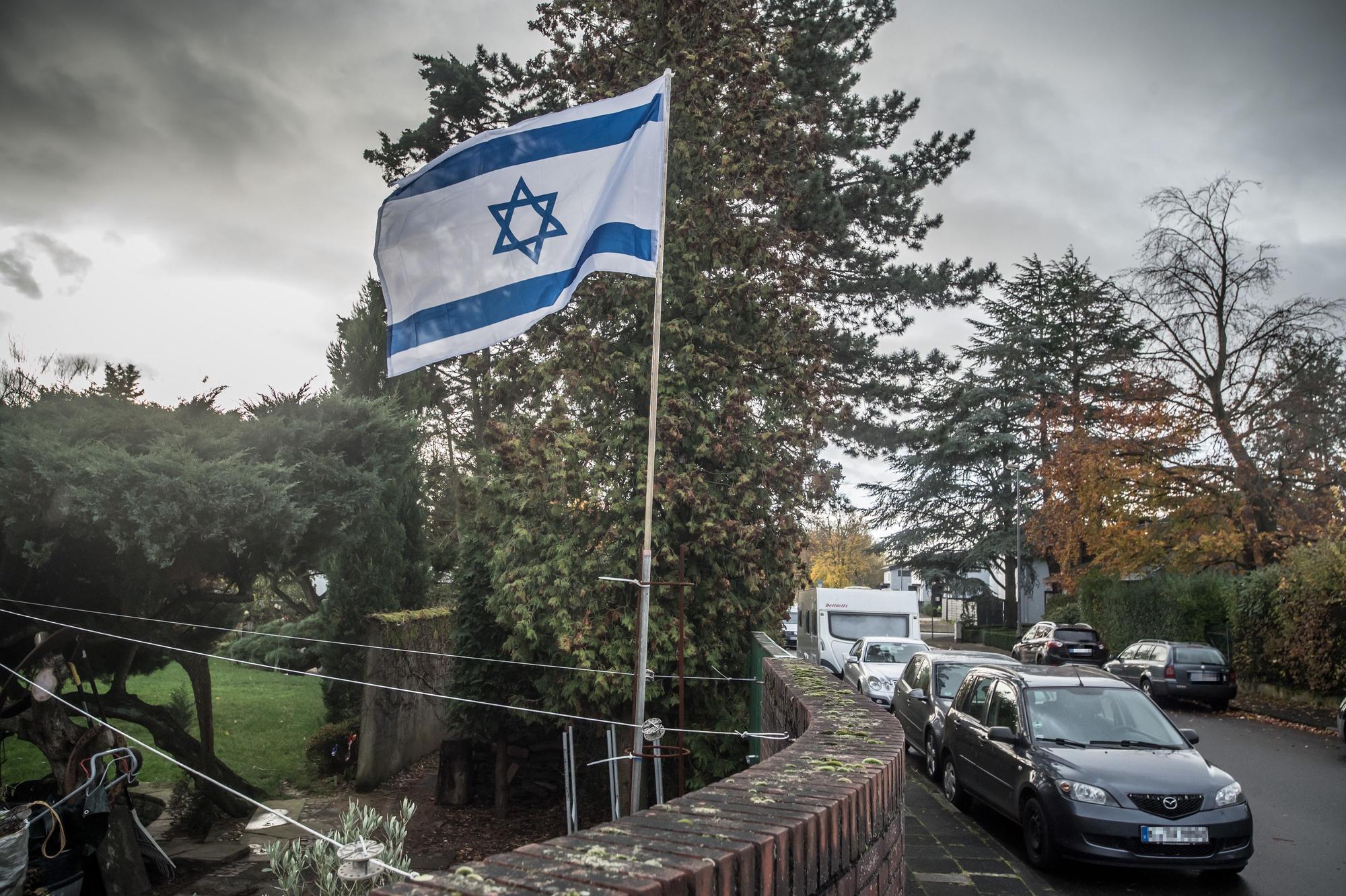 Möglicherweise besteht ein Zusammenhang: Acht Reifen wurden an einem Auto und an einem Wohnwagen zerstochen, nachdem eine Familie eine Israel-Flagge in den Vorgarten gestellt hatte. Foto: Ralf Krieger