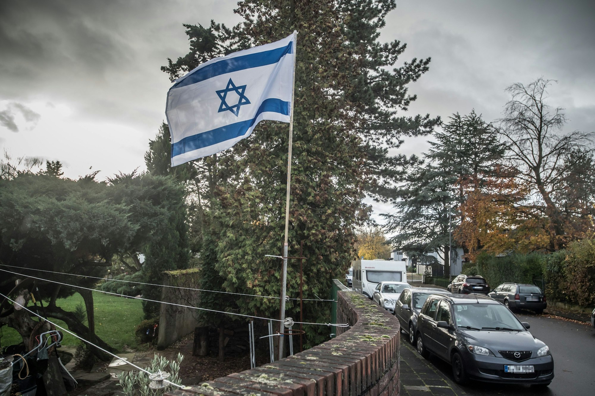 Möglicherweise besteht ein Zusammenhang: Acht Reifen wurden an einem Auto und an einem Wohnwagen zerstochen, nachdem eine Familie eine Israel-Flagge in den Vorgarten gestellt hatte. Foto: Ralf Krieger