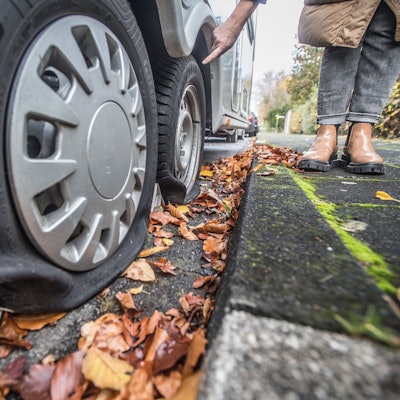 Möglicherweise besteht ein Zusammenhang: Acht Reifen wurden an einem Auto und an einem Wohnwagen zerstochen, nachdem eine Familie eine Israel-Flagge in den Vorgarten gestellt hatte. Foto: Ralf Krieger