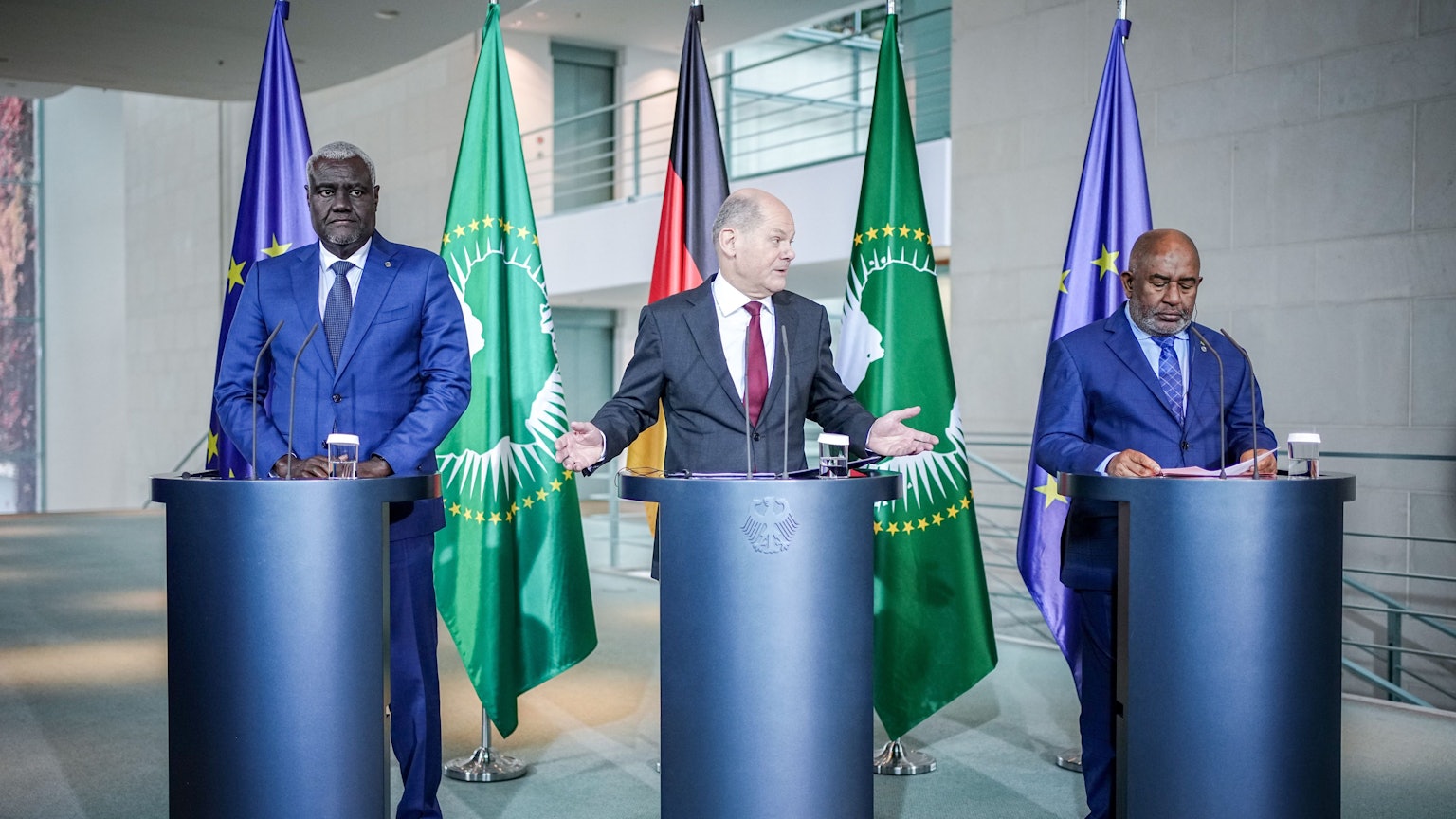 Bundeskanzler Olaf Scholz am Montag zusammen mit dem Vorsitzenden der Kommission der Afrikanischen Union, Moussa Faki Mahamat (links), und dem Vorsitzenden der Afrikanischen Union, Assoumani Azali (rechts).