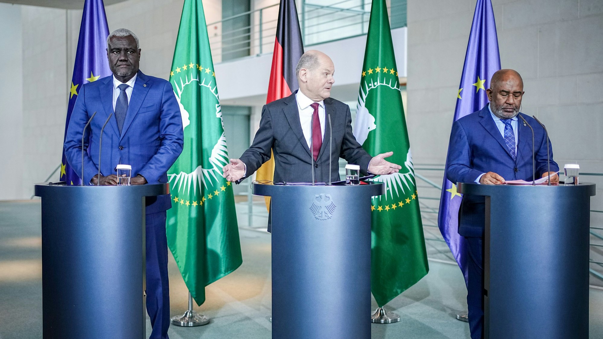 Bundeskanzler Olaf Scholz am Montag zusammen mit dem Vorsitzenden der Kommission der Afrikanischen Union, Moussa Faki Mahamat (links), und dem Vorsitzenden der Afrikanischen Union, Assoumani Azali (rechts).