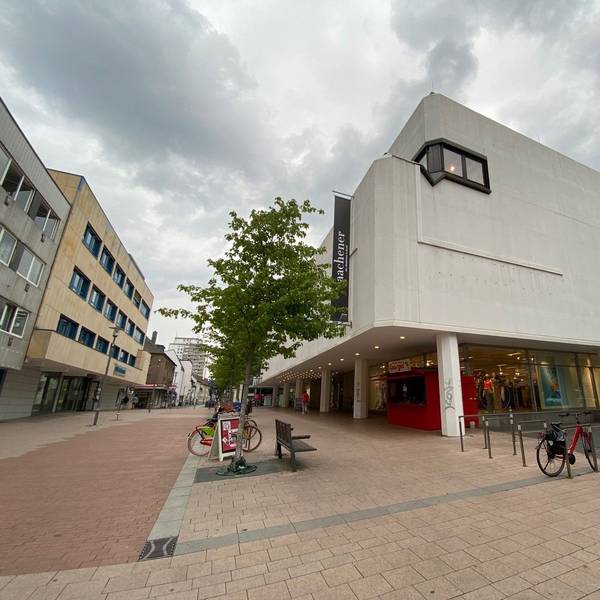 Zu sehen ist das Gebäude des Modehauses Aachener in Brühl.