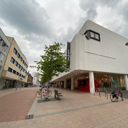 Zu sehen ist das Gebäude des Modehauses Aachener in Brühl.