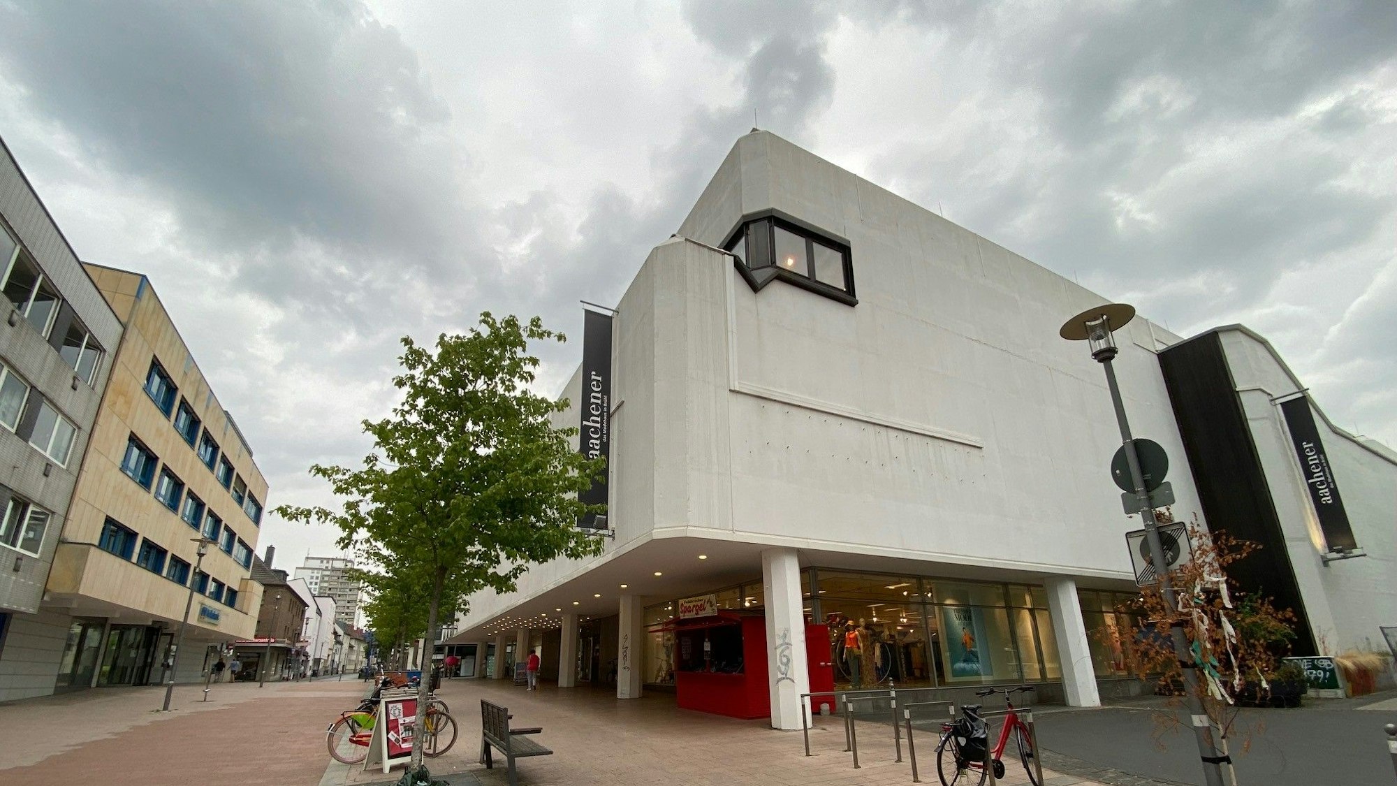 Zu sehen ist das Gebäude des Modehauses Aachener in Brühl.