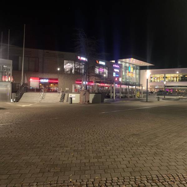 Blick auf den Karl-Gatzweiler-Platz am Abend der öde und leer ist.