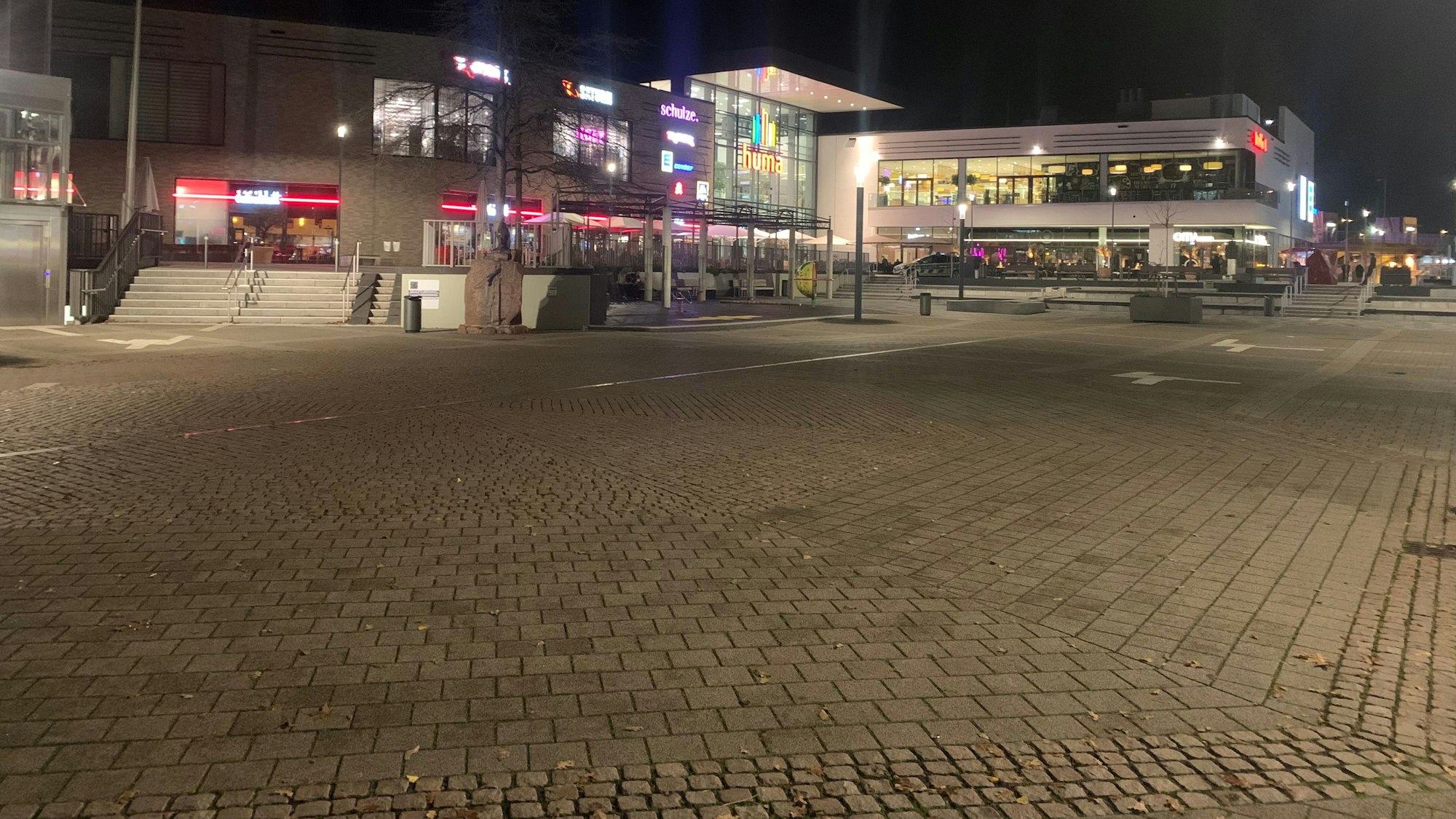 Blick auf den Karl-Gatzweiler-Platz am Abend der öde und leer ist.