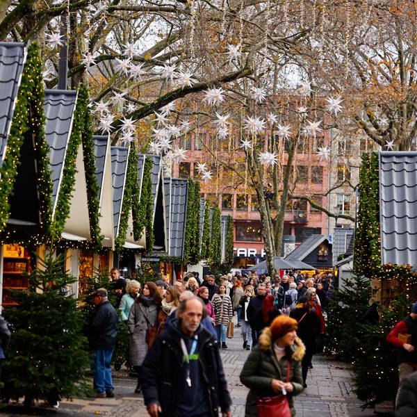 Passanten spazieren zwischen den geschmückten Hütten über den „Markt der Engel“ auf dem Neumarkt.