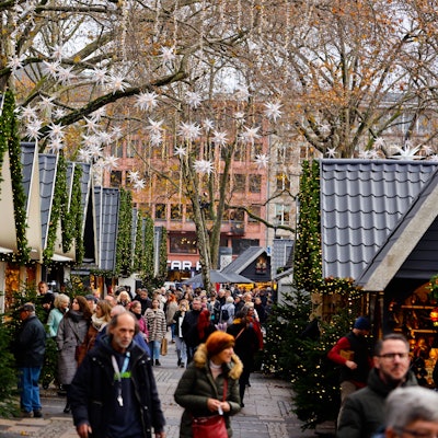 Passanten spazieren zwischen den geschmückten Hütten über den „Markt der Engel“ auf dem Neumarkt.