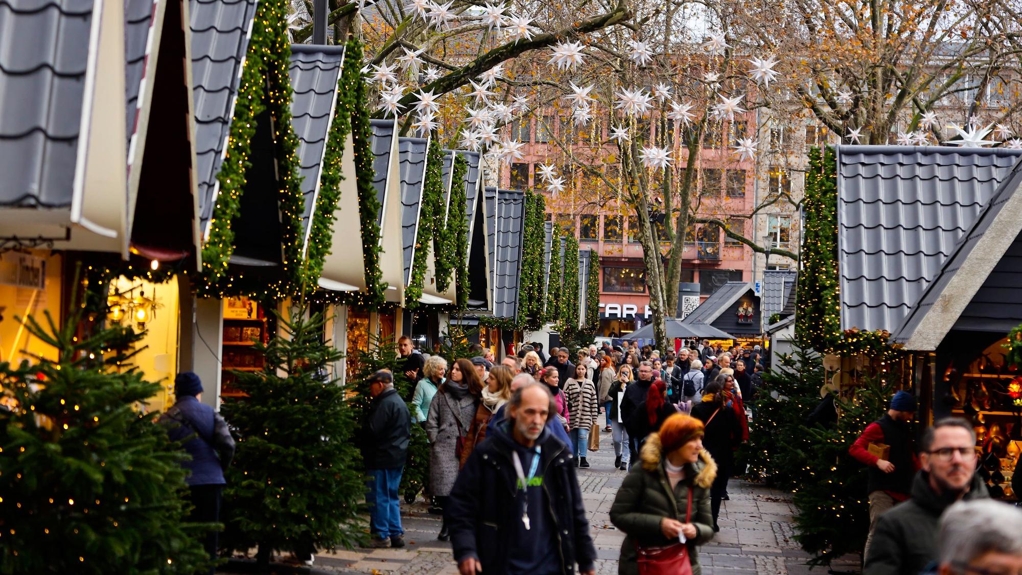 Passanten spazieren zwischen den geschmückten Hütten über den „Markt der Engel“ auf dem Neumarkt.
