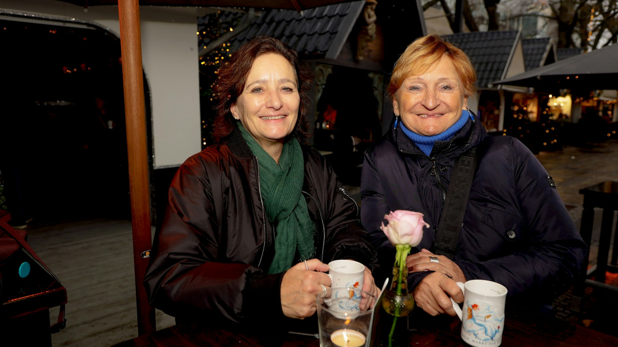 Zwei Frauen mit Punschbechern