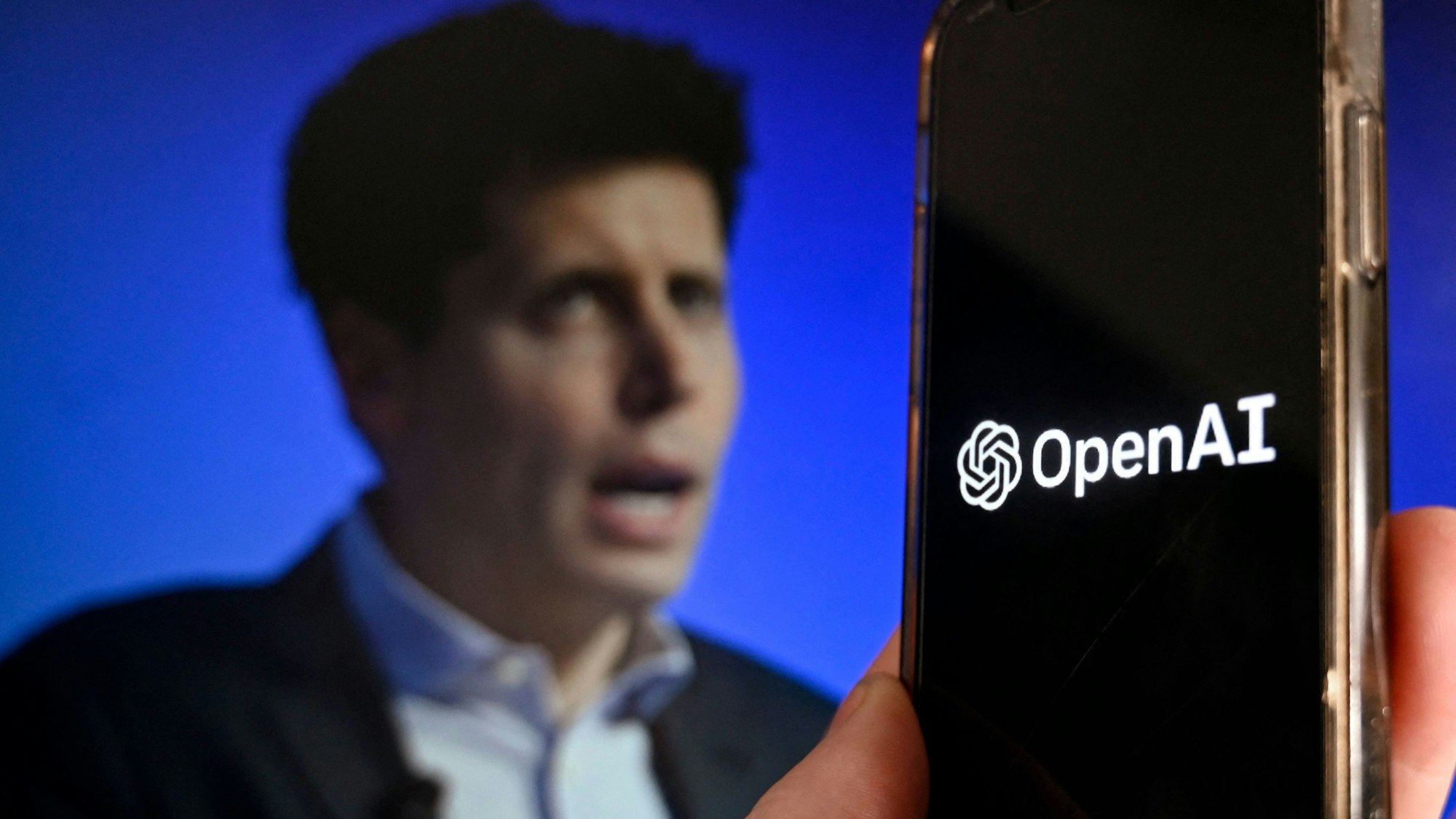 Hunderte von Mitarbeitern von OpenAI drohten damit, das führende Unternehmen für künstliche Intelligenz am 20. November 2023 zu verlassen und zu Microsoft zu wechseln. Sie würden damit dem OpenAI-Mitbegründer Sam Altman folgen, der nach seiner schockierenden Entlassung am 17. November 2023 erklärte, dass er eine KI-Tochtergesellschaft bei Microsoft gründen werde, deren Chatbot ChatGPT den rasanten Aufstieg der Technologie für künstliche Intelligenz angeführt hat.