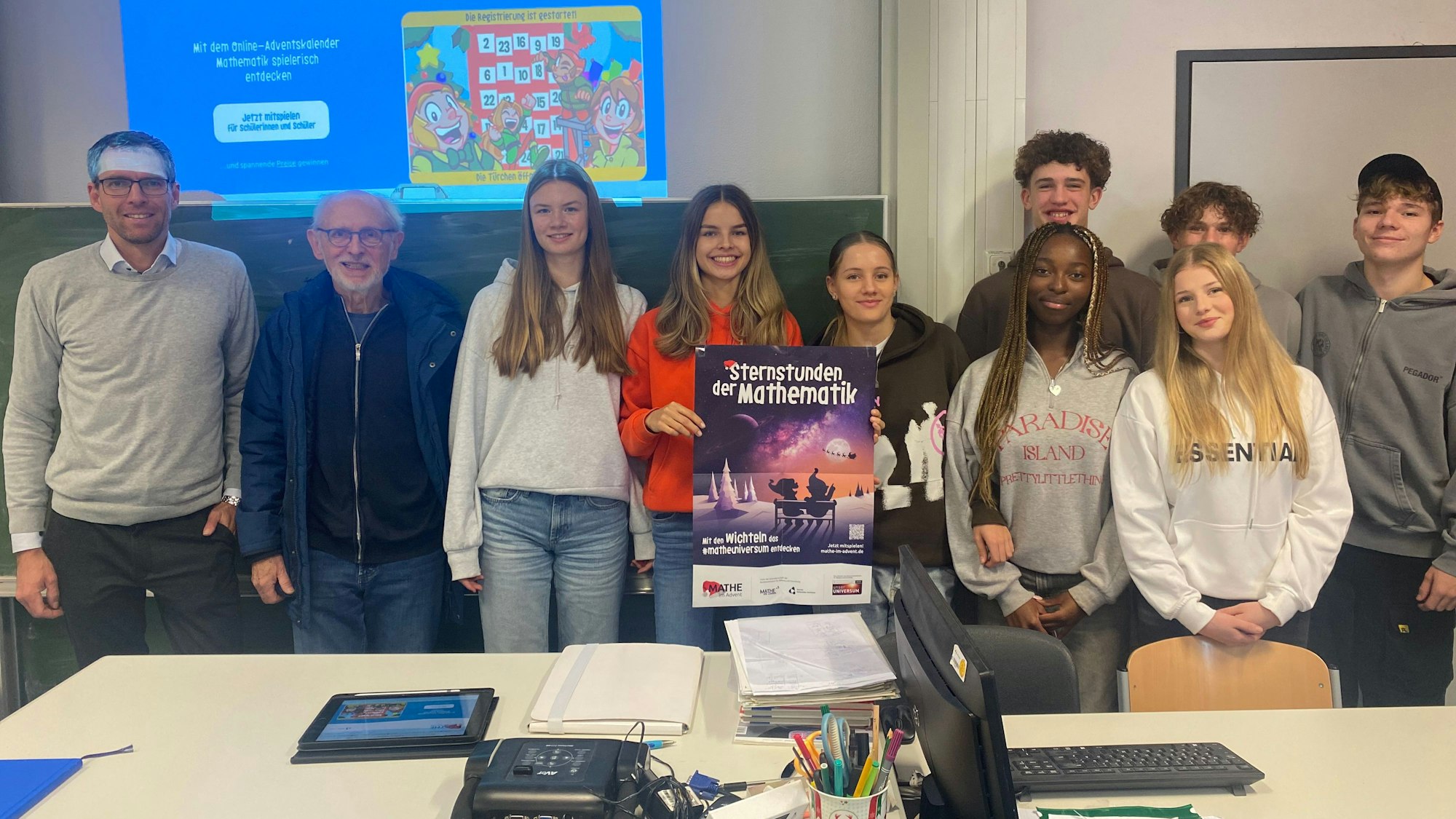 Erwachsene und Schüler in einem Klassenraum