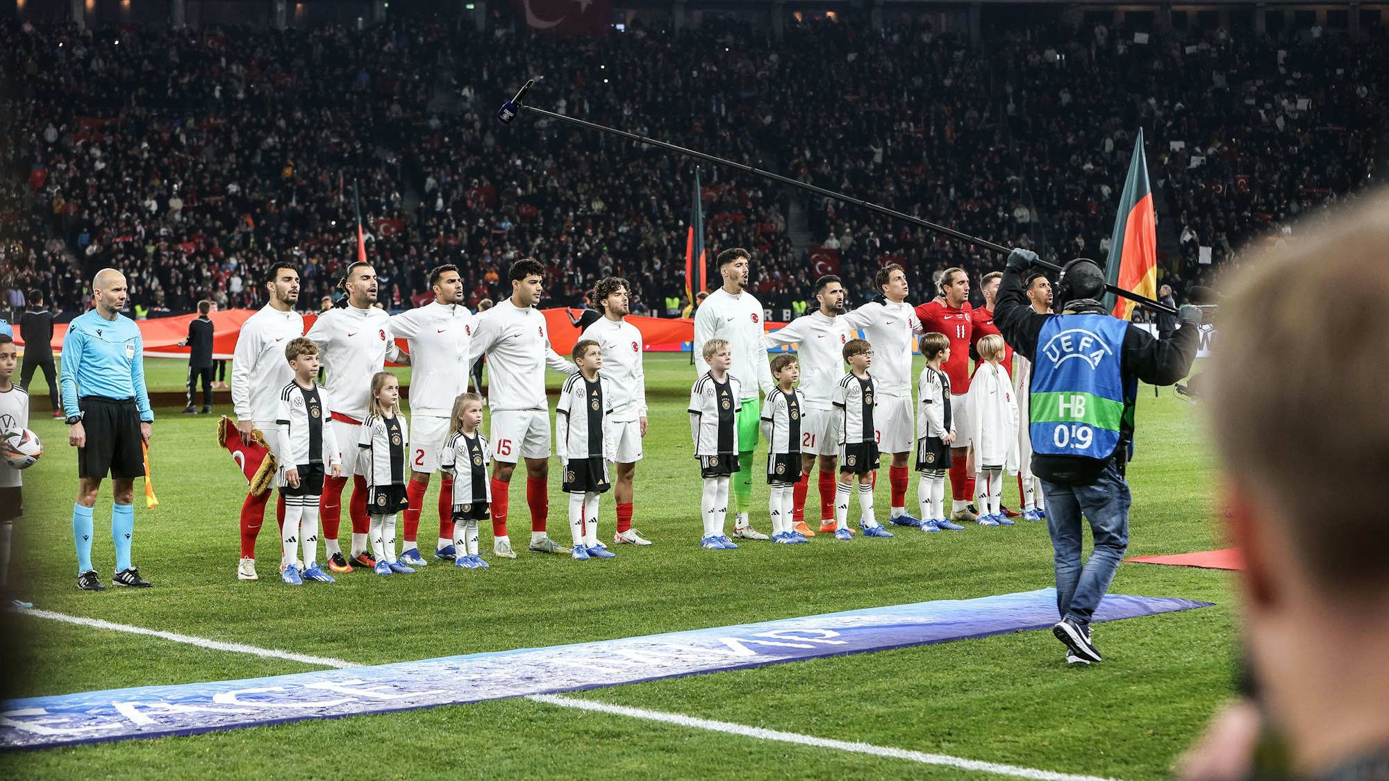 Türkische Nationalspieler stehen während der Nationalhymne in Berlin vor dem Spiel gegen Deutschland eng beisammen.