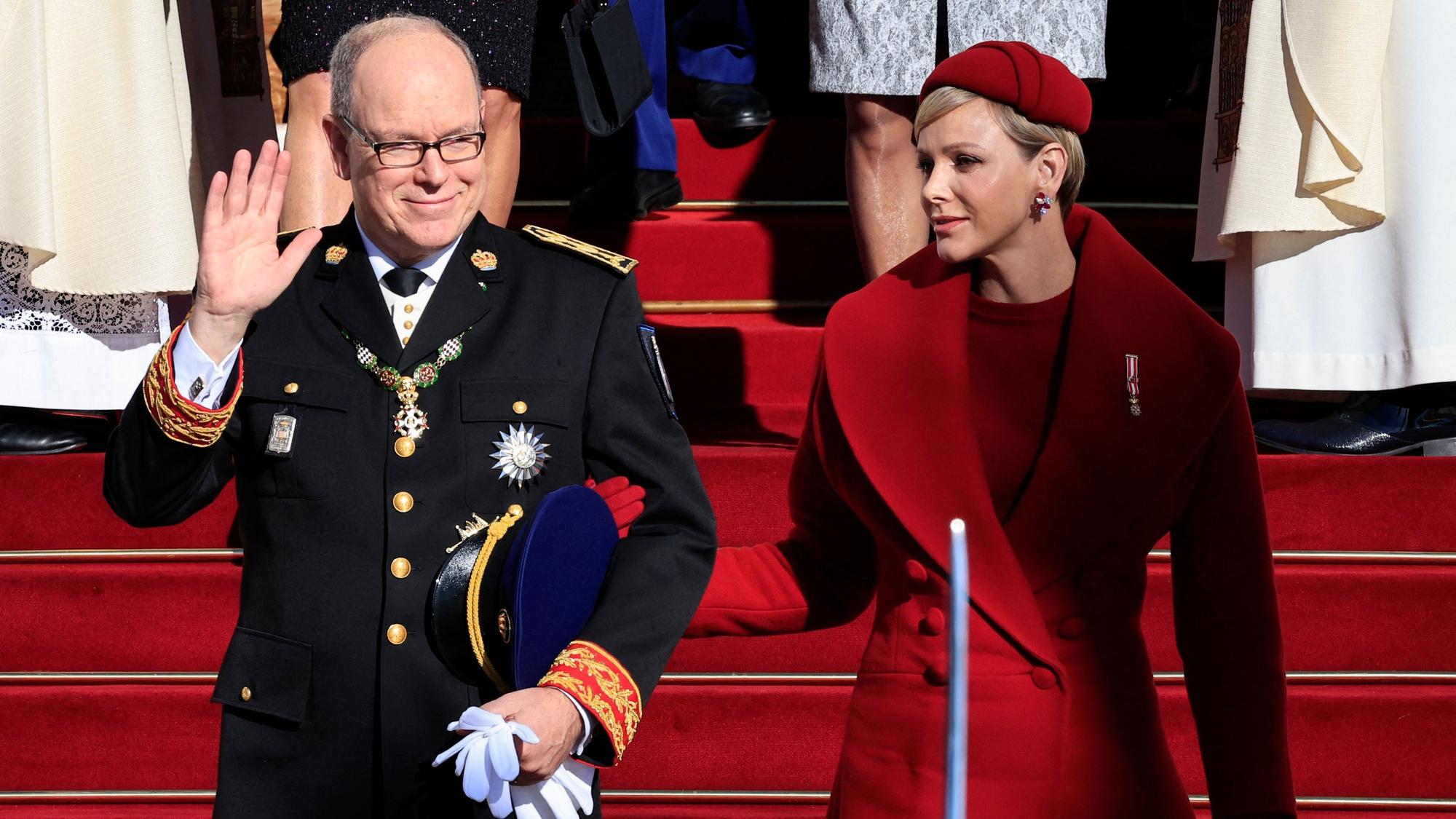 Fürst Albert II. von Monaco (l.), mit Fürstin Charlène von Monaco (r.), beim Verlassen der Kathedrale von Monaco nach der Teilnahme an einer Feier zum Nationalfeiertag in Monaco.