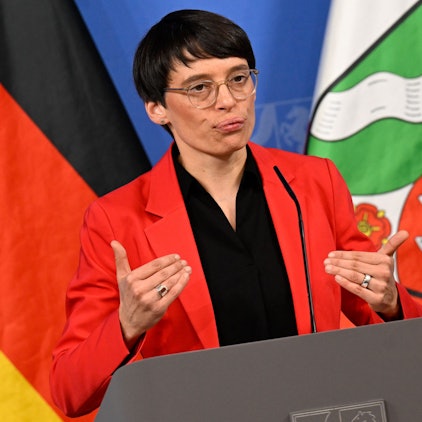 Josefine Paul, Integrationsministerin von Nordrhein-Westfalen, stellt der Presse in der Staatskanzlei die Ergebnisse des Kabinetts zum aktuellen Stand der Flüchtlingspolitik vor.