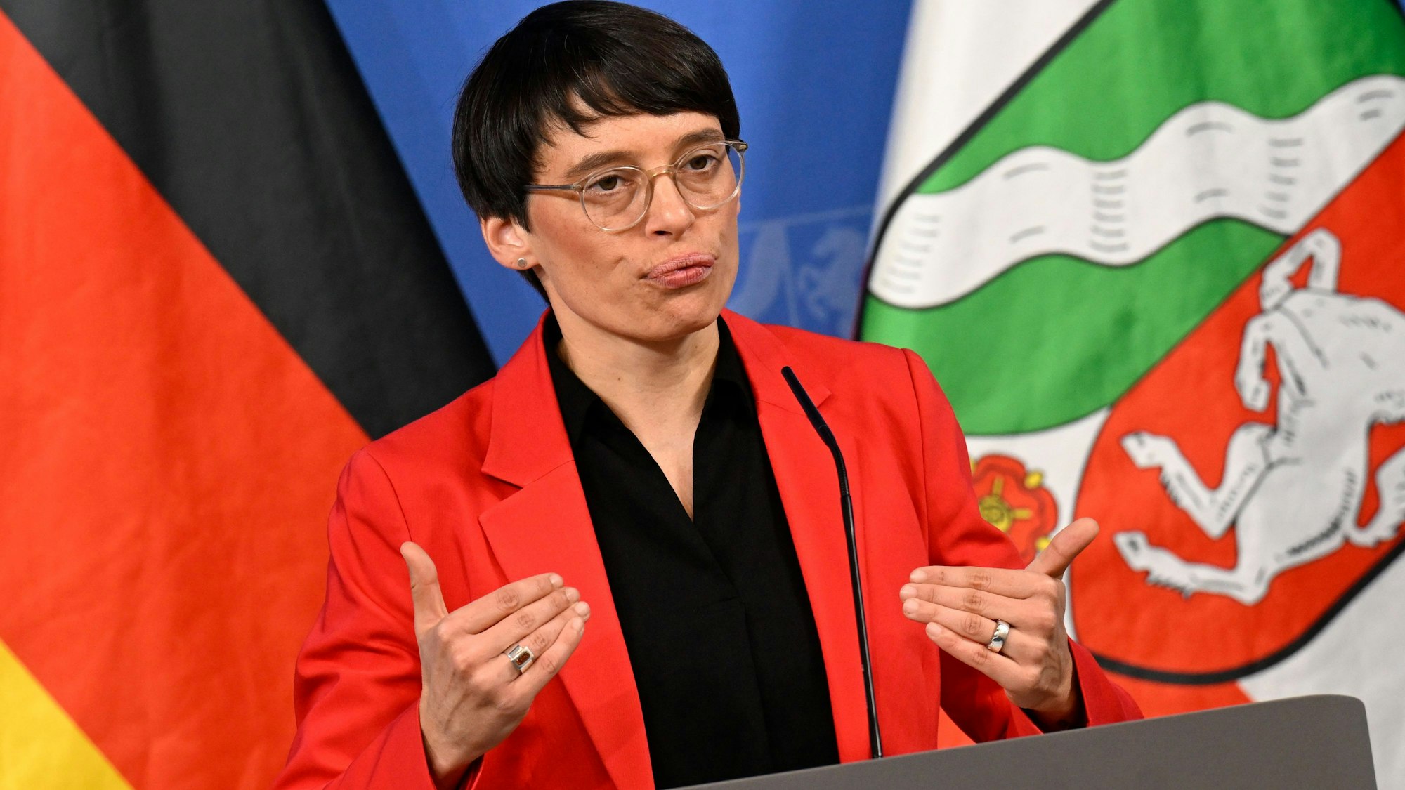 Josefine Paul, Integrationsministerin von Nordrhein-Westfalen, stellt der Presse in der Staatskanzlei die Ergebnisse des Kabinetts zum aktuellen Stand der Flüchtlingspolitik vor.