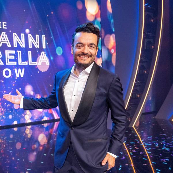 Giovanni Zarrella steht in der Kulisse seiner Show.