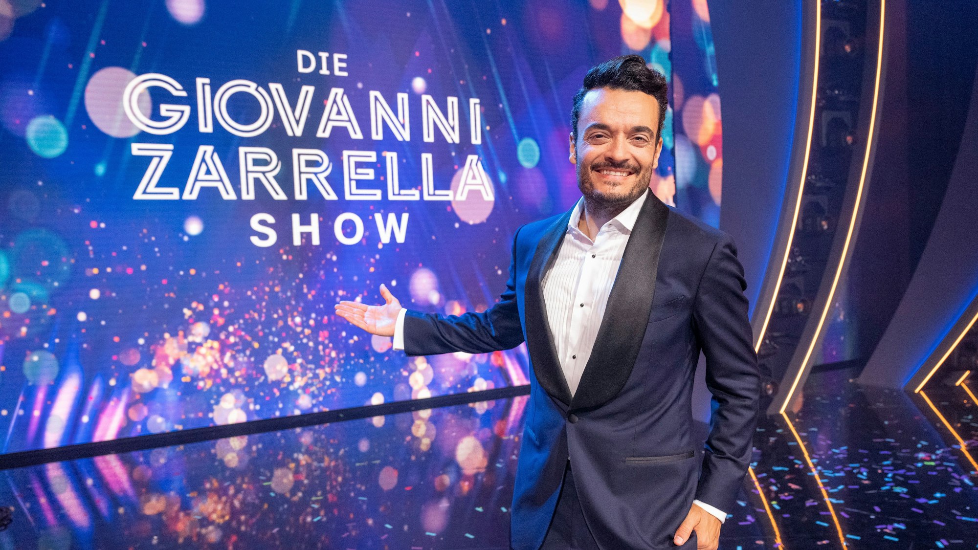 Giovanni Zarrella steht in der Kulisse seiner Show.