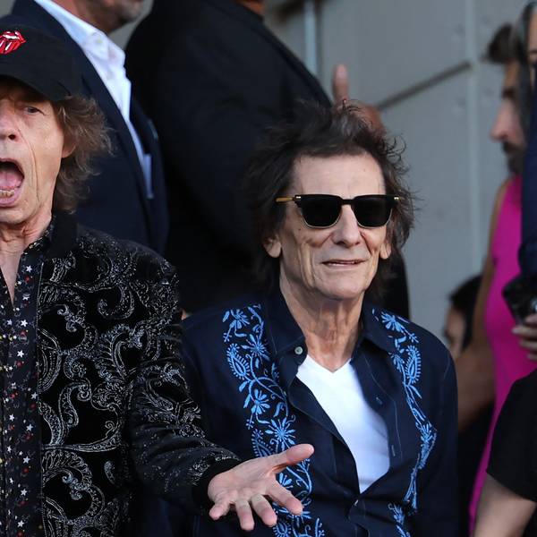 Die Mitglieder der englischen Rockband The Rolling Stones, Mick Jagger (L) und Ronnie Wood, besuchen das Fußballspiel der spanischen Liga zwischen dem FC Barcelona und Real Madrid CF im Estadi Olimpic Lluis Companys in Barcelona am 28. Oktober 2023.