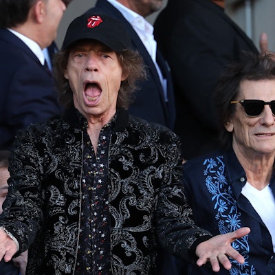 Die Mitglieder der englischen Rockband The Rolling Stones, Mick Jagger (L) und Ronnie Wood, besuchen das Fußballspiel der spanischen Liga zwischen dem FC Barcelona und Real Madrid CF im Estadi Olimpic Lluis Companys in Barcelona am 28. Oktober 2023.