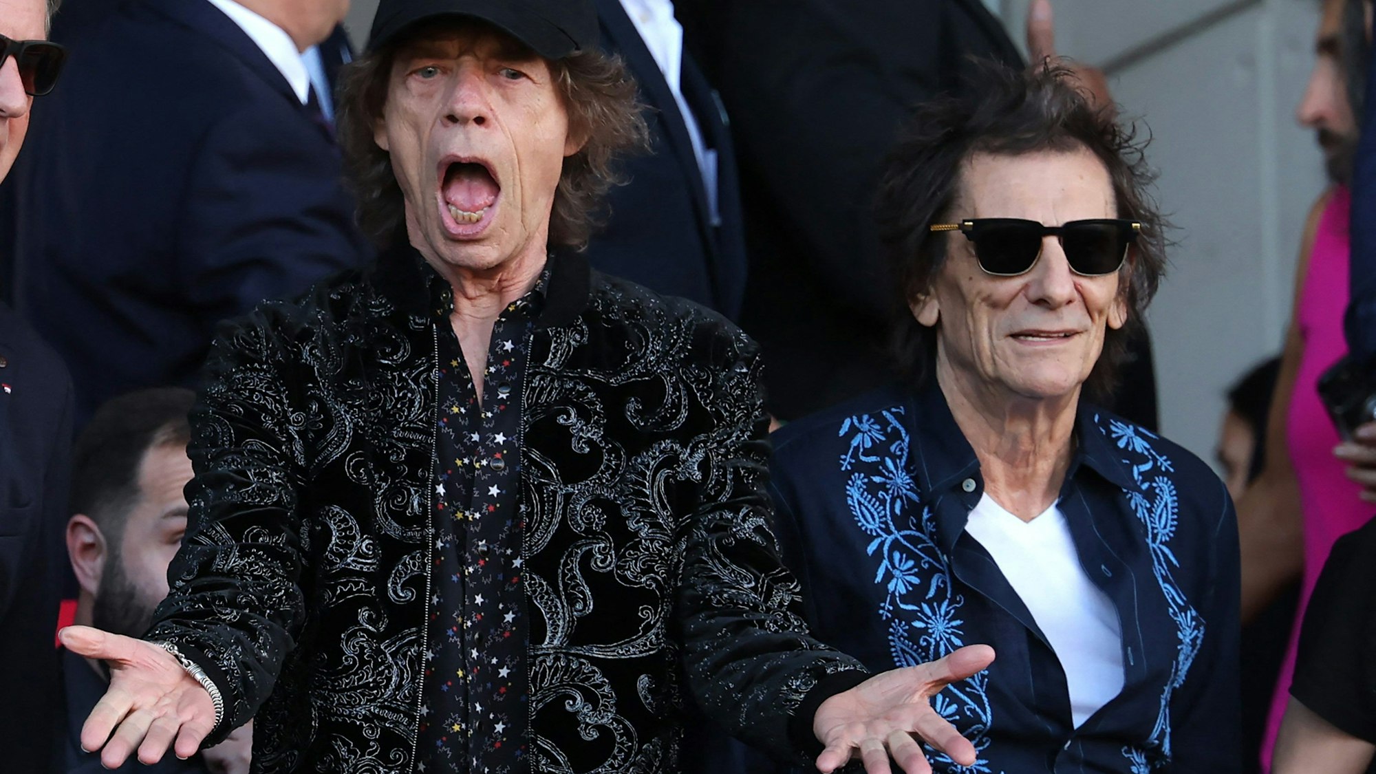 Die Mitglieder der englischen Rockband The Rolling Stones, Mick Jagger (L) und Ronnie Wood, besuchen das Fußballspiel der spanischen Liga zwischen dem FC Barcelona und Real Madrid CF im Estadi Olimpic Lluis Companys in Barcelona am 28. Oktober 2023.
