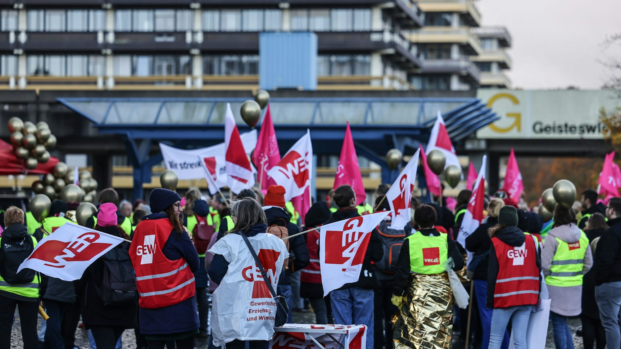 Bochum: Mitarbeiter der Ruhr-Universität Bochum versammeln sich zu einem Warnstreik auf dem Campus.