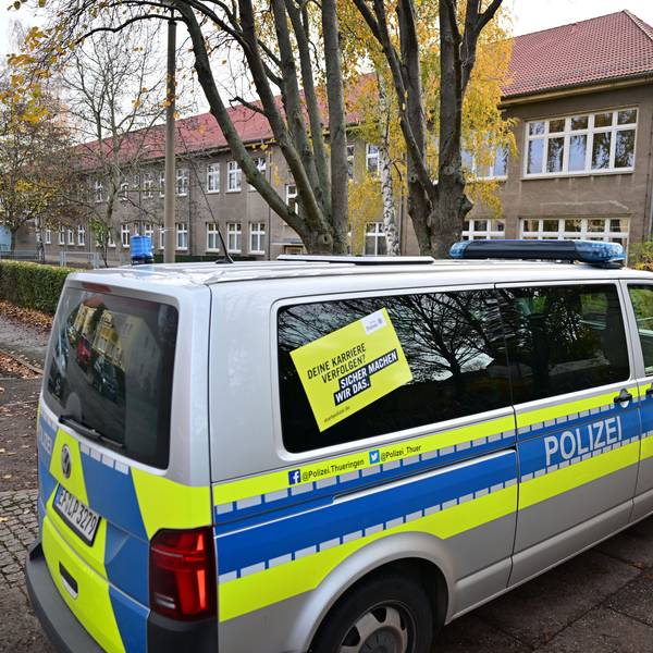 17.11.2023, Thüringen, Erfurt: Polizeifahrzeuge stehen vor der Erfurter Grundschule am Schwemmbach. Nach Drohungen überprüft die Polizei zwei Erfurter Schulen. An den Schulen sind nach Angaben der Polizei Mails mit Bombendrohungen eingegangen. Foto: Martin Schutt/dpa +++ dpa-Bildfunk +++