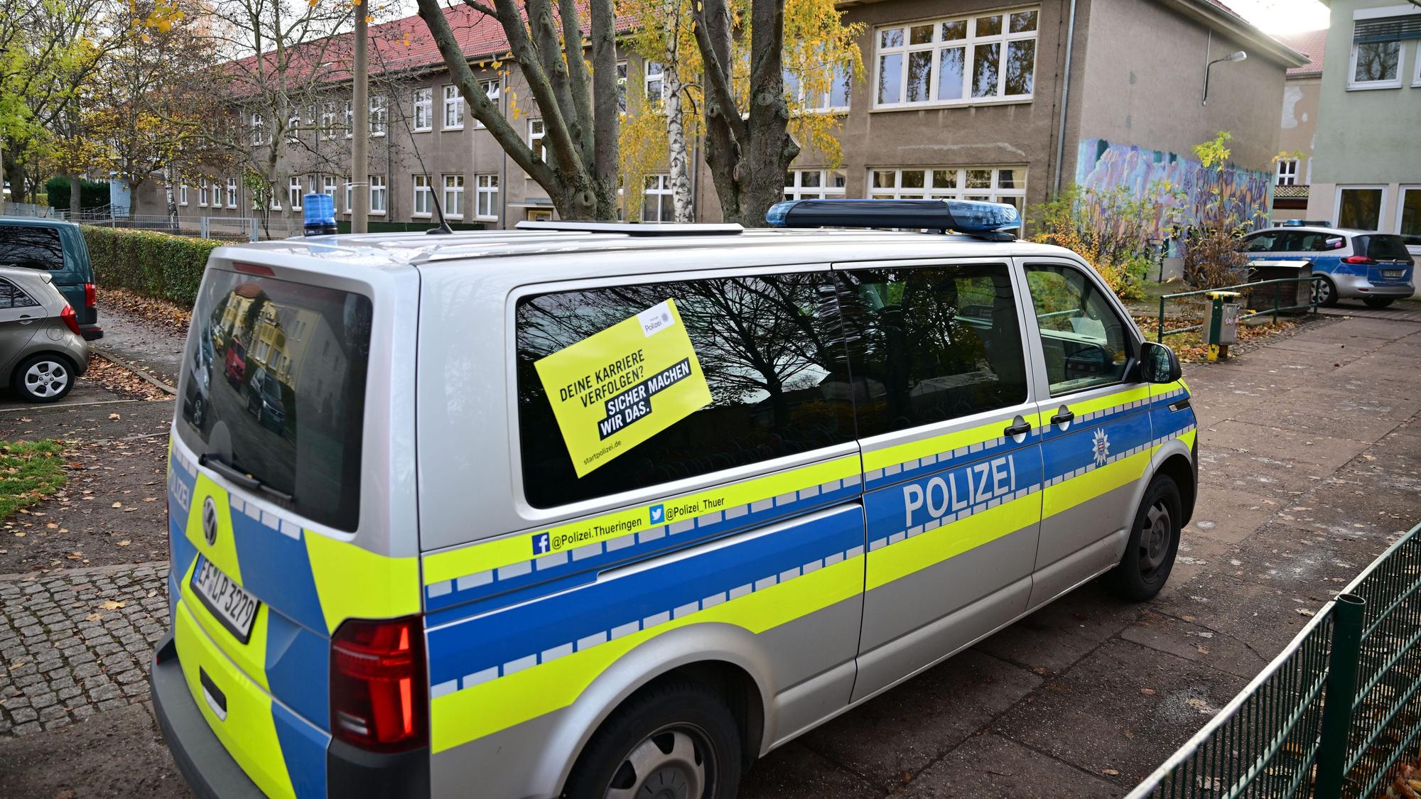 17.11.2023, Thüringen, Erfurt: Polizeifahrzeuge stehen vor der Erfurter Grundschule am Schwemmbach. Nach Drohungen überprüft die Polizei zwei Erfurter Schulen. An den Schulen sind nach Angaben der Polizei Mails mit Bombendrohungen eingegangen. Foto: Martin Schutt/dpa +++ dpa-Bildfunk +++