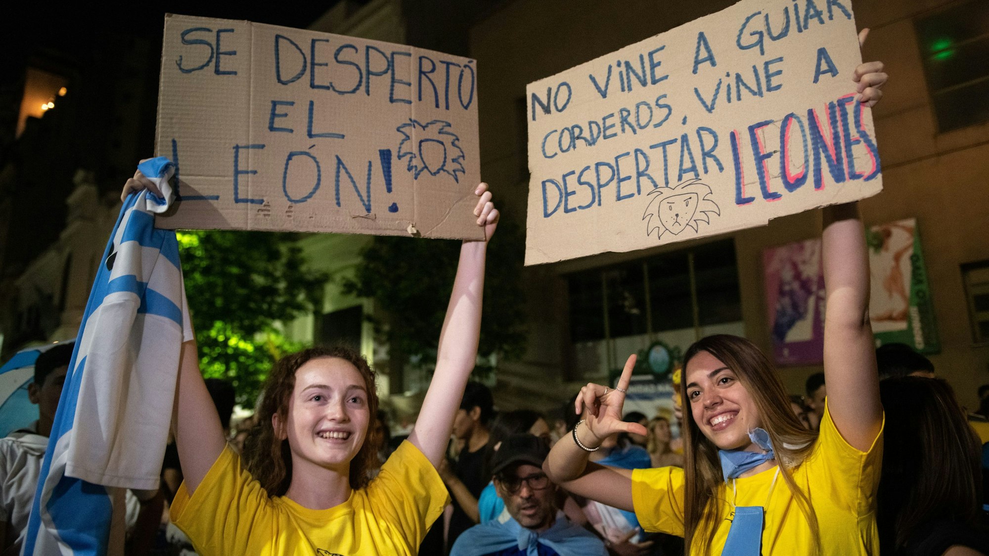 Buenos Aires: Anhänger von Javier Milei feiern vor dem Hotel Libertador, in dem Milei untergebracht war.