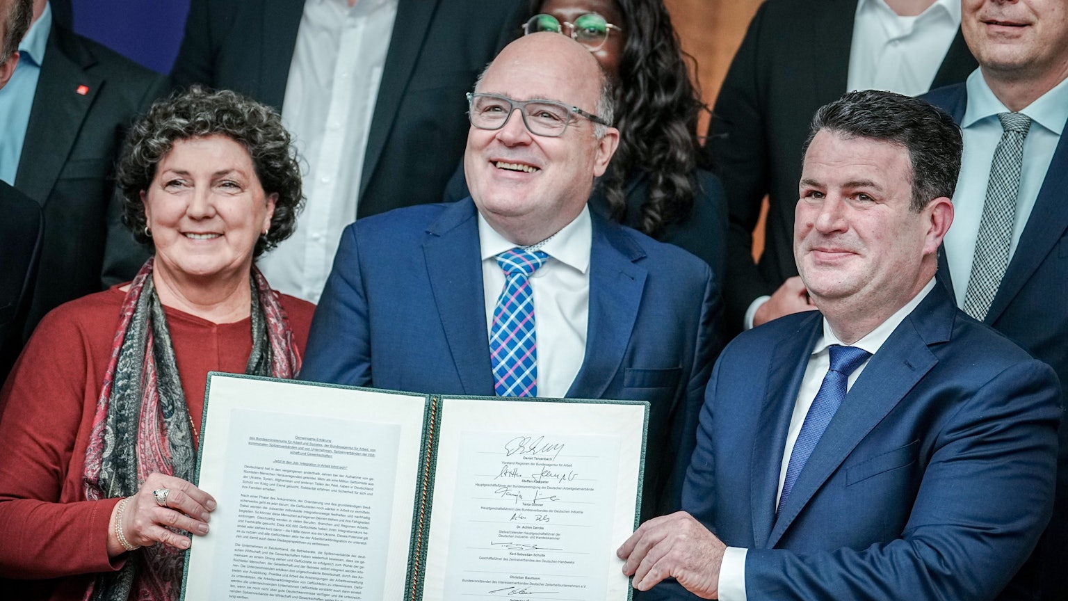 Anja Piel (l-r), DGB-Vorstandsmitglied, Steffen Kampeter, Geschäftsführer Bundesvereinigung der Deutschen Arbeitgeberverbände, und Hubertus Heil (SPD), Bundesminister für Arbeit und Soziales, zeigen beim 3. Arbeitsmarktgipfel "Job-Turbo" eine Absichtserklärung.