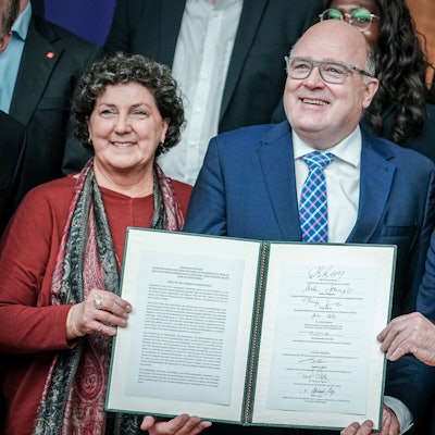 Anja Piel (l-r), DGB-Vorstandsmitglied, Steffen Kampeter, Geschäftsführer Bundesvereinigung der Deutschen Arbeitgeberverbände, und Hubertus Heil (SPD), Bundesminister für Arbeit und Soziales, zeigen beim 3. Arbeitsmarktgipfel "Job-Turbo" eine Absichtserklärung.