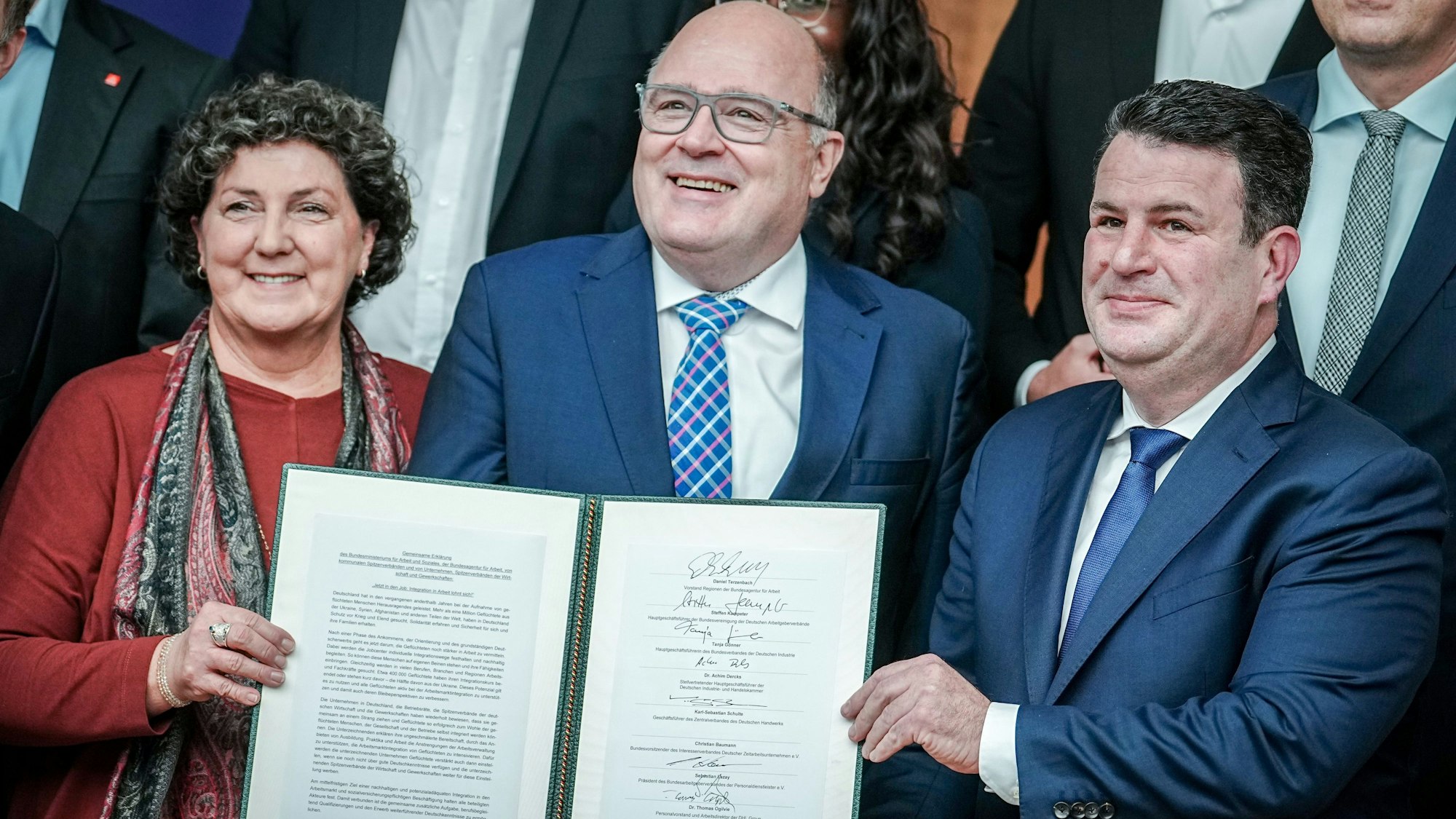 Anja Piel (l-r), DGB-Vorstandsmitglied, Steffen Kampeter, Geschäftsführer Bundesvereinigung der Deutschen Arbeitgeberverbände, und Hubertus Heil (SPD), Bundesminister für Arbeit und Soziales, zeigen beim 3. Arbeitsmarktgipfel "Job-Turbo" eine Absichtserklärung.