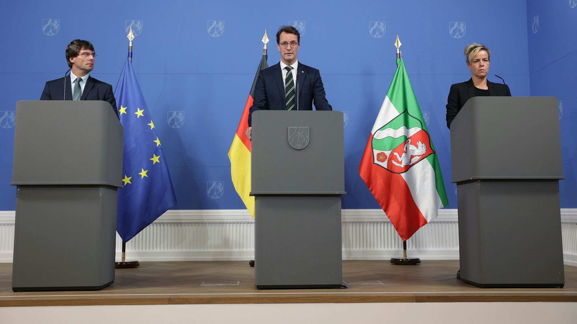 Marcus Optendrenk (l-r, CDU), Minister der Finanzen, Hendrik Wüst (CDU), Ministerpräsident Nordrhein-Westfalens, und Mona Neubaur (Bündnis 90/Die Grünen), Ministerin für Wirtschaft, Industrie, Klimaschutz und Energie, sprechen bei einer Pressekonferenz der NRW-Regierungsspitzen zum Nachtragshaushalt. +++ dpa-Bildfunk +++
