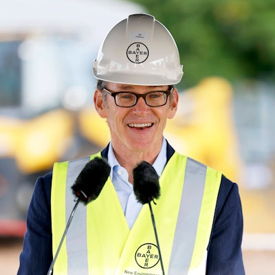 Bayer-Chef Bill Anderson beim Besuch von Ministerpräsident Hendrik Wüst CDU im Rahmen seiner Sommertour die Agrarsparte der Bayer AG in Monheim. Monheim, 30.08.2023 NRW Deutschland *** Bayer CEO Bill Anderson visits the agricultural division of Bayer AG in Monheim Monheim, 30 08 2023 NRW Germany during the visit of Minister President Hendrik Wüst CDU as part of his summer tour Copyright: xChristophxHardtx