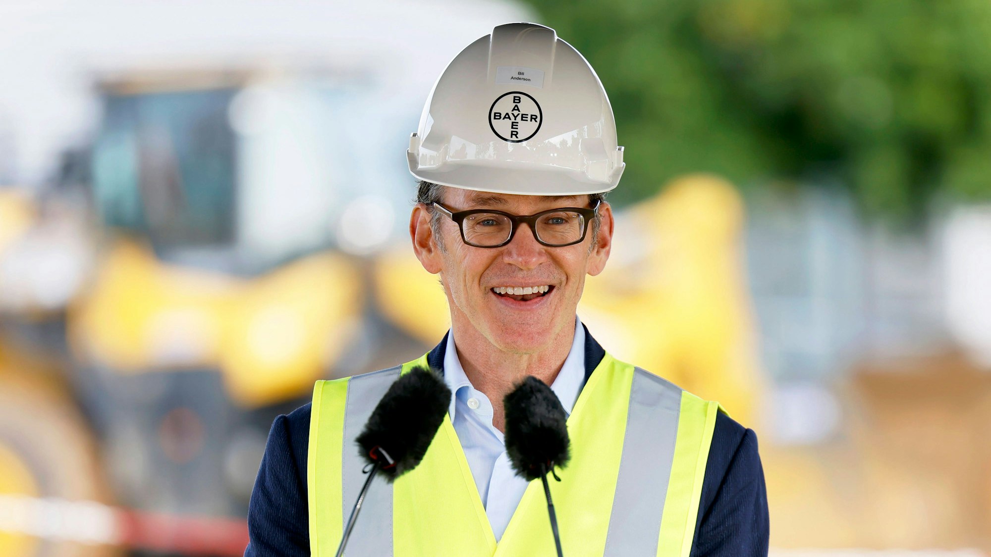 Bayer-Chef Bill Anderson beim Besuch von Ministerpräsident Hendrik Wüst CDU im Rahmen seiner Sommertour die Agrarsparte der Bayer AG in Monheim. Monheim, 30.08.2023 NRW Deutschland *** Bayer CEO Bill Anderson visits the agricultural division of Bayer AG in Monheim Monheim, 30 08 2023 NRW Germany during the visit of Minister President Hendrik Wüst CDU as part of his summer tour Copyright: xChristophxHardtx