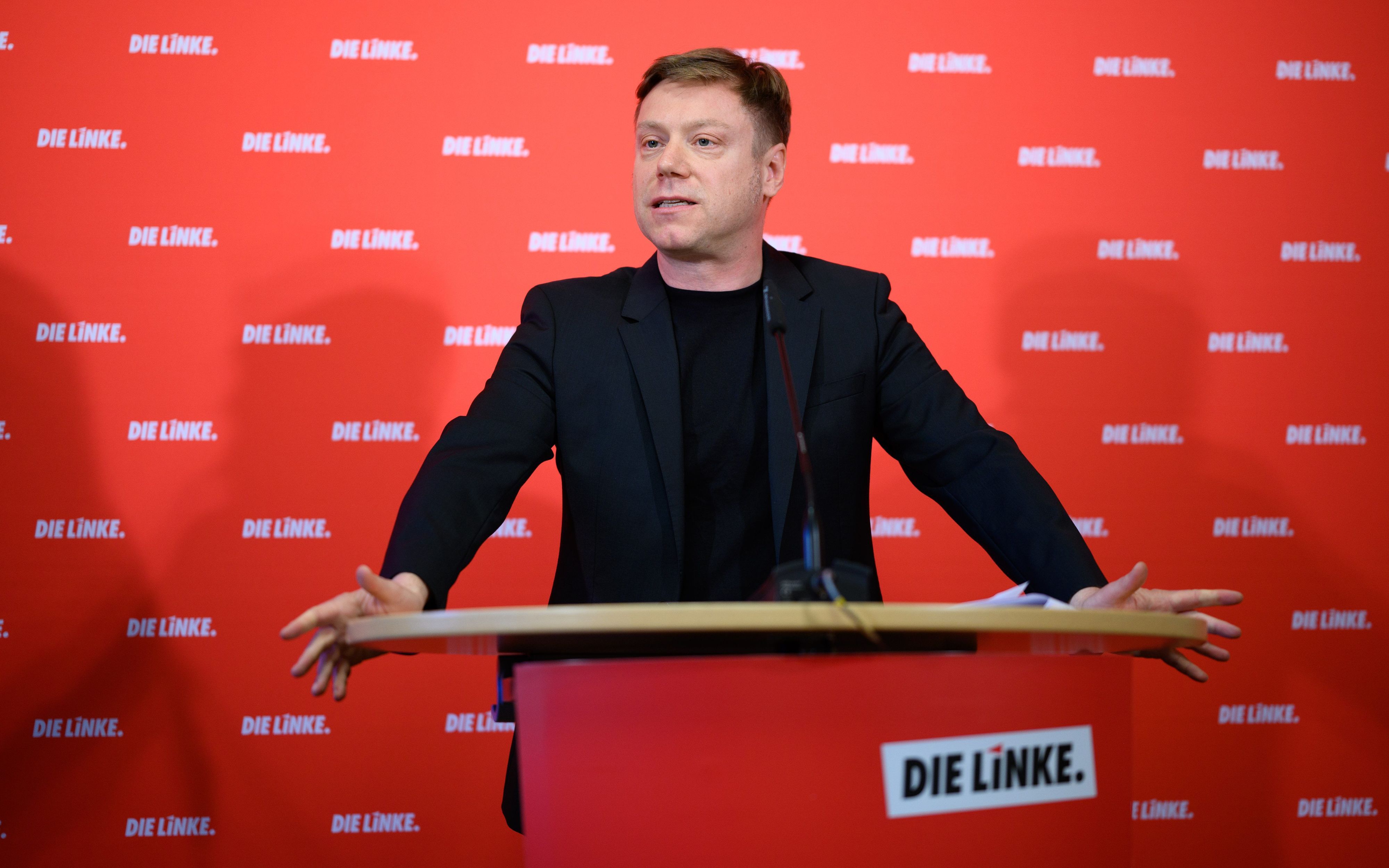 13.11.2023, Berlin: Martin Schirdewan, Bundesvorsitzender der Partei Die Linke, äußert sich bei einer Pressekonferenz im Karl-Liebknecht-Haus zu aktuellen politischen Themen. Foto: Bernd von Jutrczenka/dpa +++ dpa-Bildfunk +++