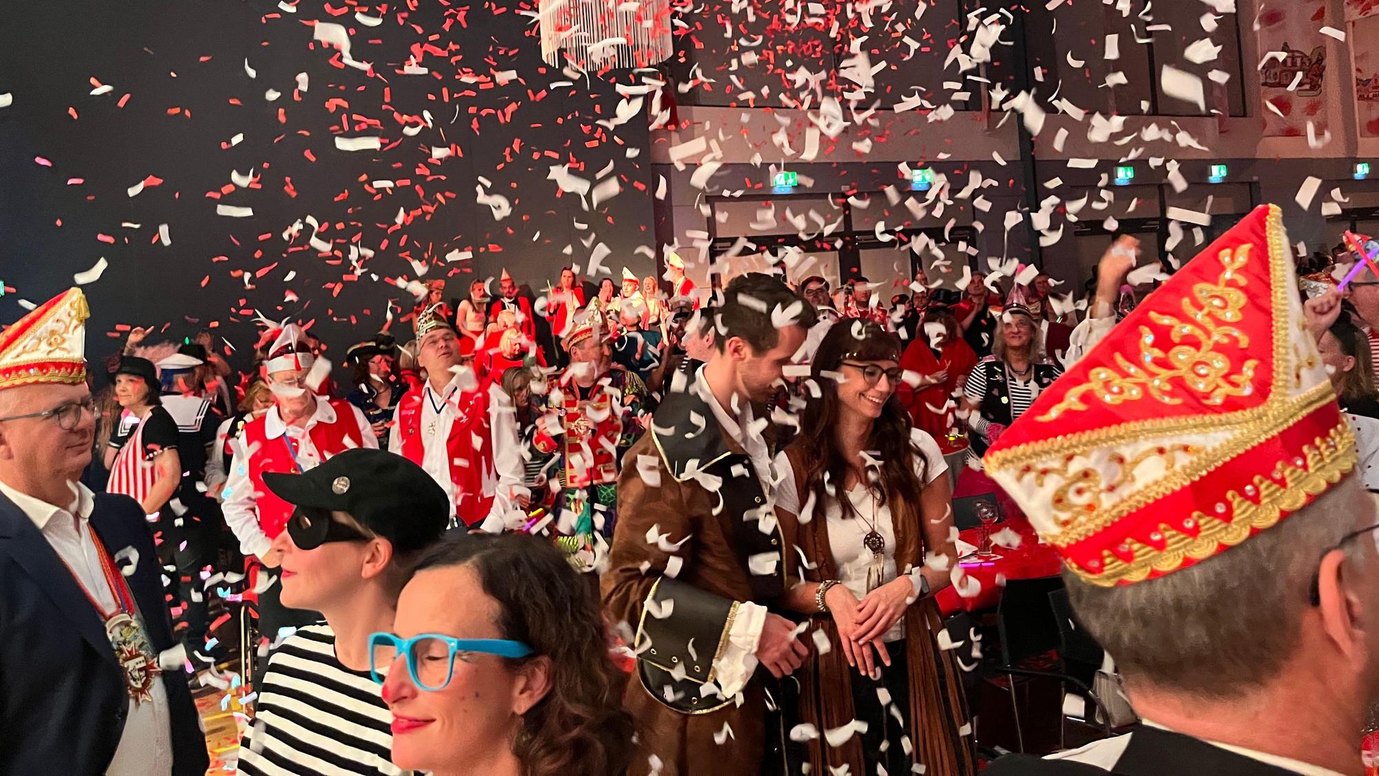 Konfetti regnete zum Finale auf die Jecken in der Mehrzweckhalle Meiers Heide.