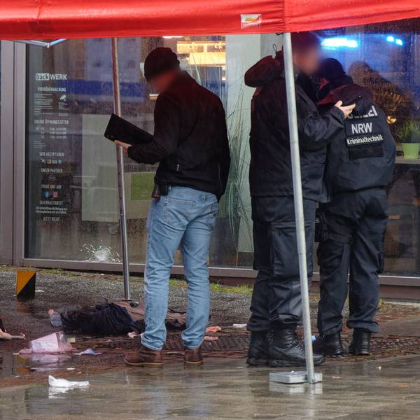 Polizeibeamte untersuchen unter einem Zeltdach den Tatort in der Innenstadt. Nach Schüssen mit mehreren Verletzten hat die Polizei den Tatort weiträumig abgesperrt. Ein Polizist habe mit seiner Dienstwaffe geschossen und damit mindestens einen Menschen verletzt, berichteten Polizeisprecher.