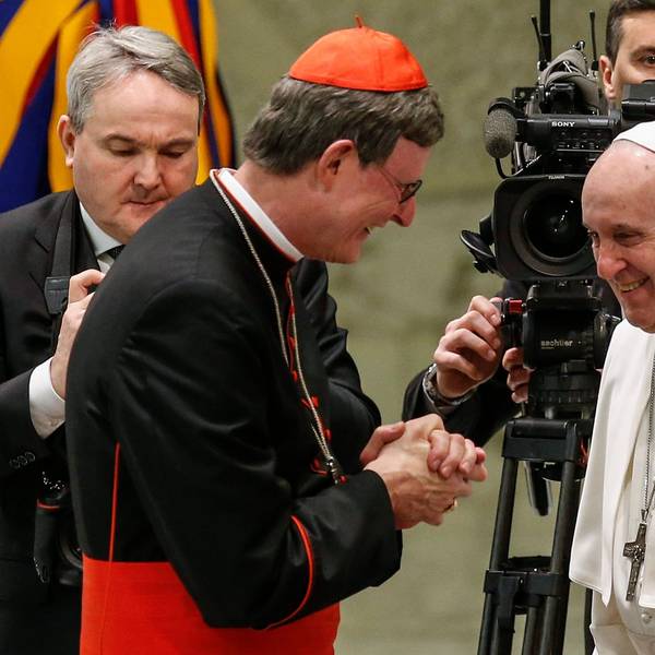 Der Kölner Kardinal Rainer Woelki (links) bei einer Begegnung mit Papst Franziskus 2019 in der Audienzhalle des Vatikans